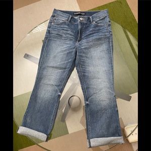 Express cropped jeans. Stretchy material. Size 8. Bell crop high rise.
